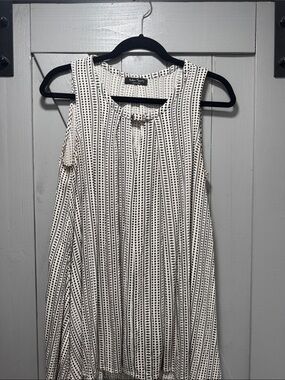 Women's Black & White Sleeveless Vertical Dot Stripe Blouse